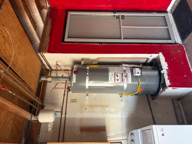 40-gallon water heater installation with expansion tank and seismic strapping by So-Cal Plumbing